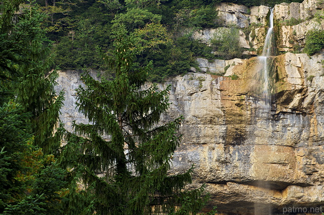 Photographie de la partie suprieure de la cascade de la Queue de Cheval dans le Haut Jura