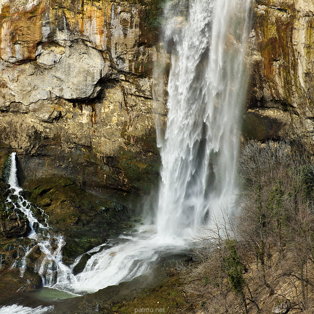 Photographie des eaux de l'Albarine dvalant la cascade de Charabotte