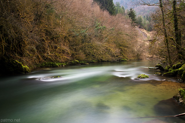 Image des couleurs de fin d'hiver autour de la rivière de l'Albarine