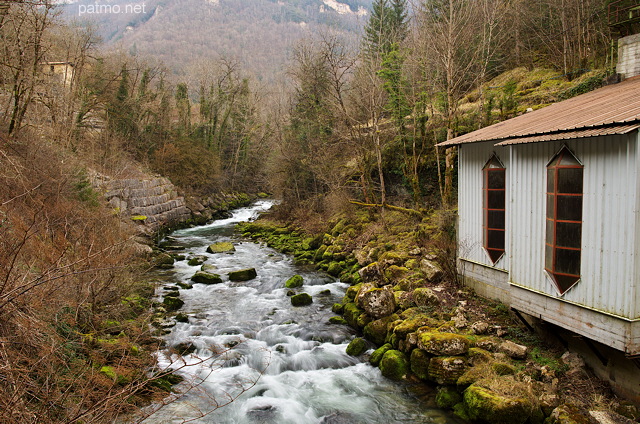 Image d'une ancienne usine sur les berges de la rivire de l'Albarine