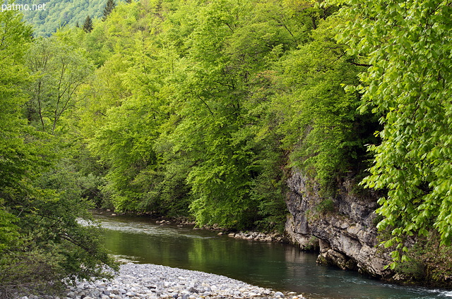 Photographie de la rivire du Chran traversant le Massif des Bauges entre rochers et forts