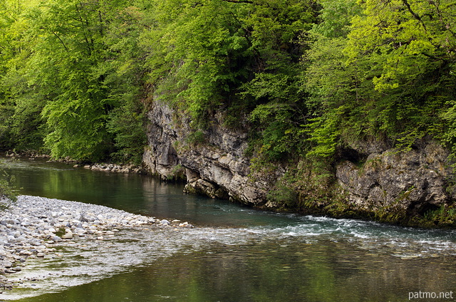 Photo de la rivire du Chran en aval des grottes de Prrouge