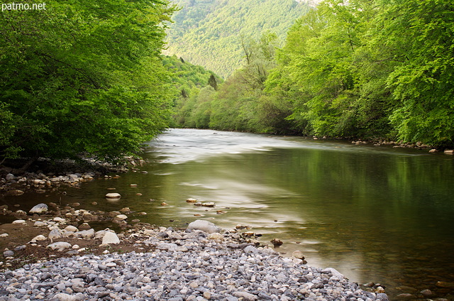 Photo de la rivire du Chran au printemps en aval des grottes de Prrouge