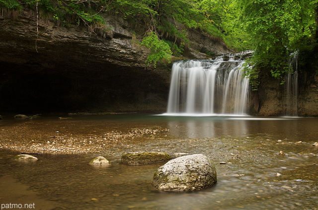 Photo d'un paysage de printemps autour de la cascade du Gour Bleu sur la rivire du Hrisson