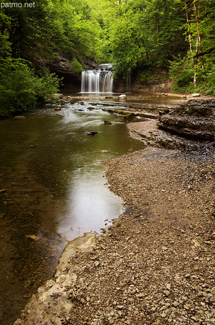 Photo de la cascade du Gour Bleu au printemps dans la valle du Hrisson