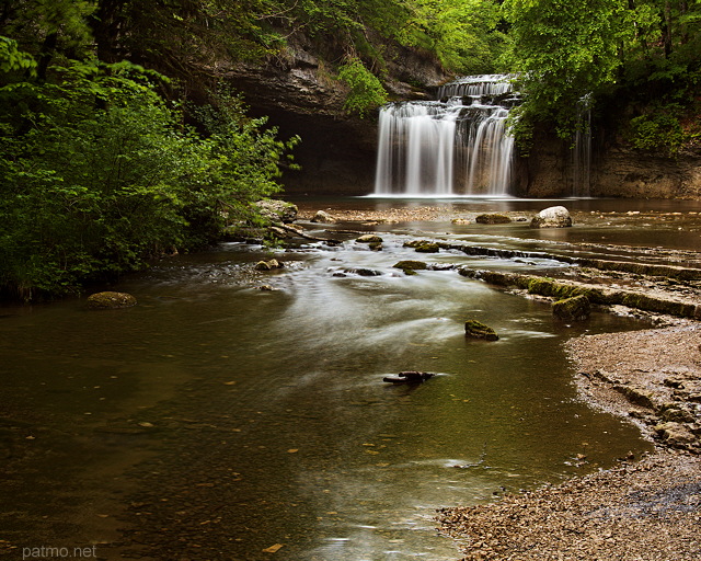 Photographie de la cascade du Gour Bleu et de la rivire du Hrisson dans le Jura