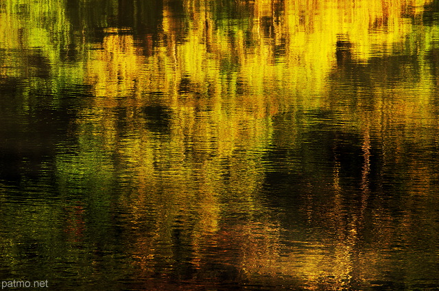 Photo de fort rflchie sur l'eau du Rhne prs d'Arcine en Haute Savoie