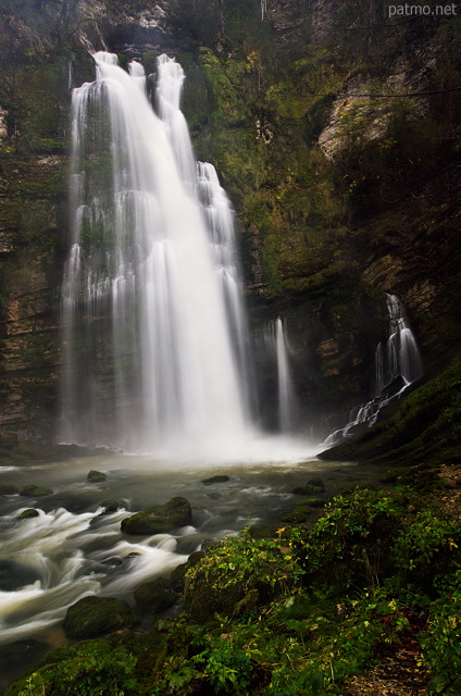 Photographie d'une cascade d'automne sur la rivire du Flumen dans le Jura