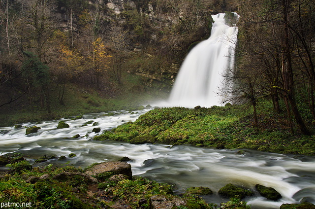 Photo d'une cascade et de la rivire du Flumen aprs de fortes pluies - Jura