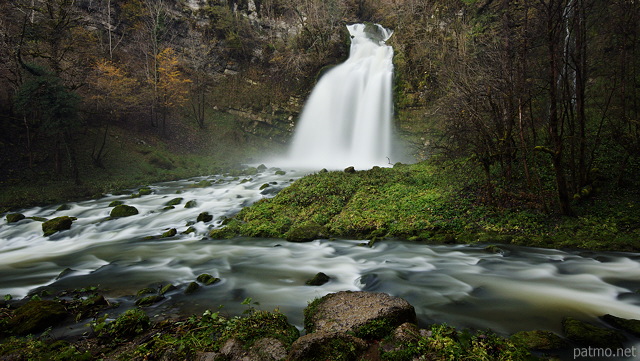 Photo d'une cascade et de la rivière du Flumen dans le Jura
