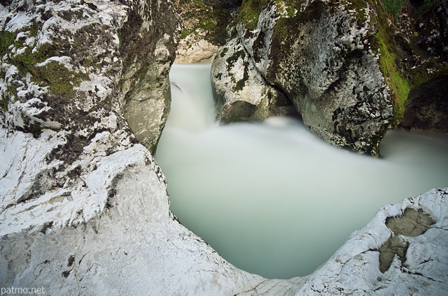 Image de la rivire du Fornant entre ses berges calcaires en Haute Savoie