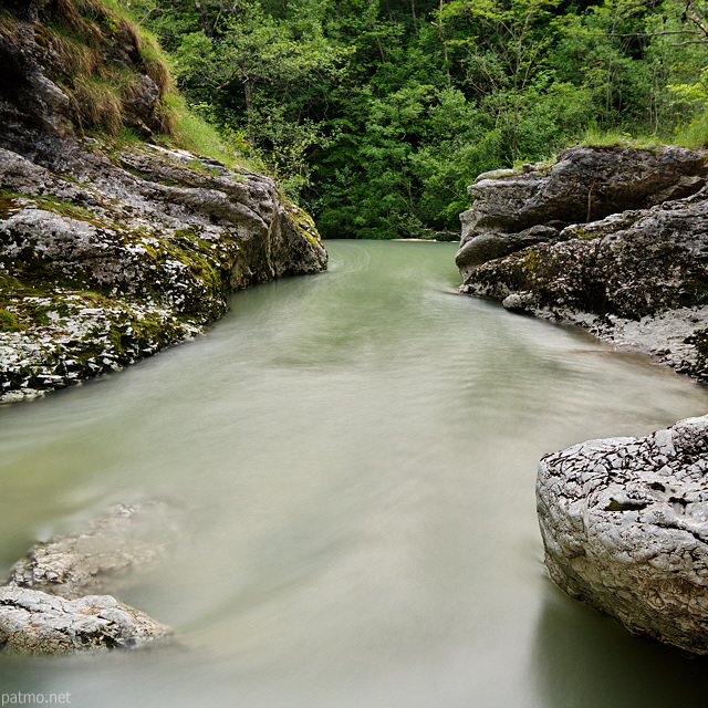 Photo des bords de la rivire du Fornant en Haute Savoie avec des arbres et des rochers