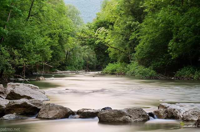 Photographie de la rivire des Usses au printemps