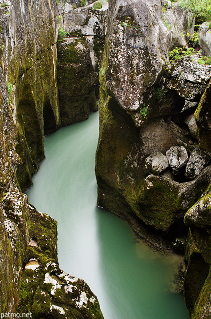 Image de l'troit canyon des Pertes de la Valserine au printemps