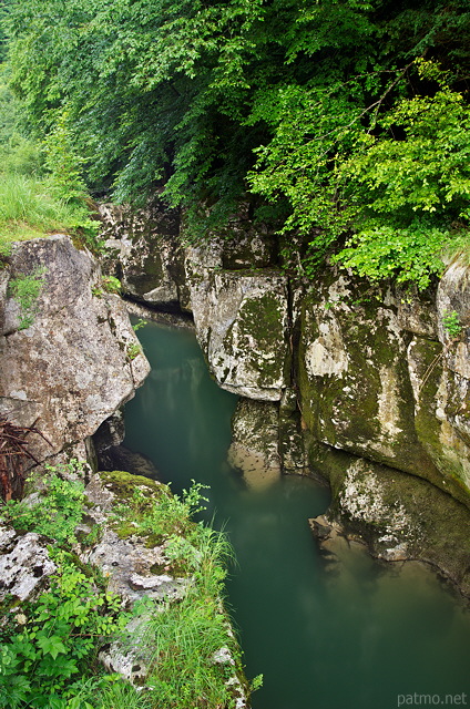 Image de la rivire de la Valserine dans un troit dfil calcaire