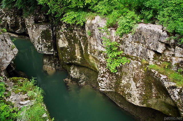 Photo de la rivire de la Valserine serpentant  travers le calcaire rod