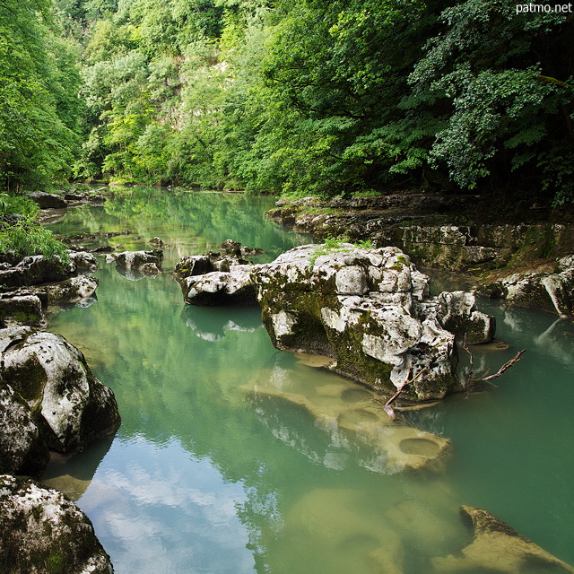 Image de rcifs et de reflets dans la rivire de la Valserine