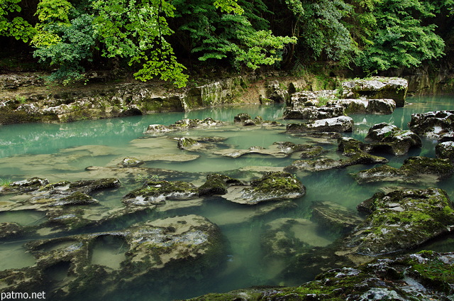 Photos de rochers à fleur d'eau dans les Pertes de la Valserine