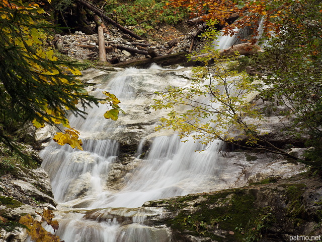 Photographie des couleurs d'automne autour de la cascade de la Diomaz  Bellevaux
