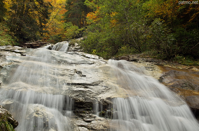 Image du ruisseau de la Diomaz cascadant le long des rochers  Bellevaux en Haute Savoie