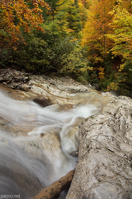 Photo du bas de la cascade de la Diomaz dans les montagnes autour de Bellevaux