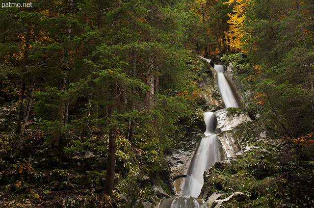 Photo de l'ambiance d'automne autour de la cascade de la Diomaz  Bellevaux en Haute Savoie