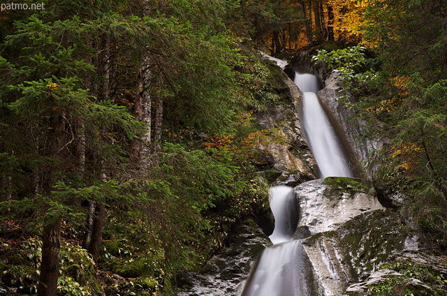 Image de fort d'automne autour de la partie suprieure de la cascade de la Diomaz en Haute Savoie