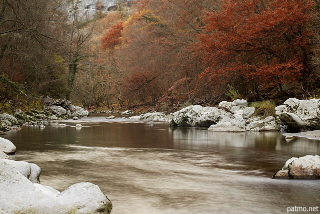 Photographie de l'automne autour de la rivière du Fier