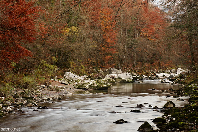 Photo de la valle du Fier en automne