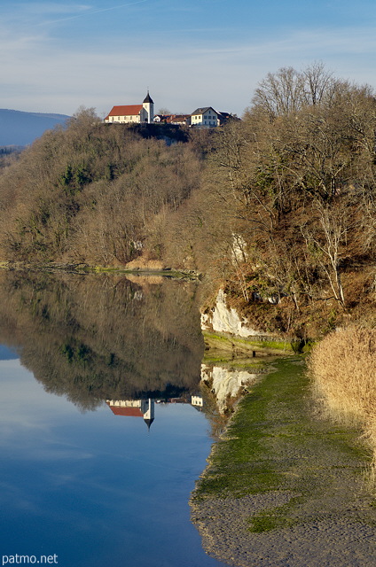 Image du château de Bassy et de son reflet sur l'eau du Rhône