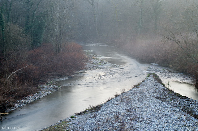 Photo d'un brume d'hiver sur la rivire des Usses