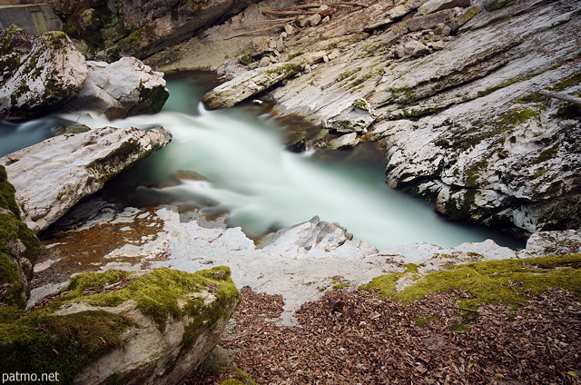 Photo du Chran et de ses rochers calcaires juste avant le Pont de Banges dans le Massif des Bauges