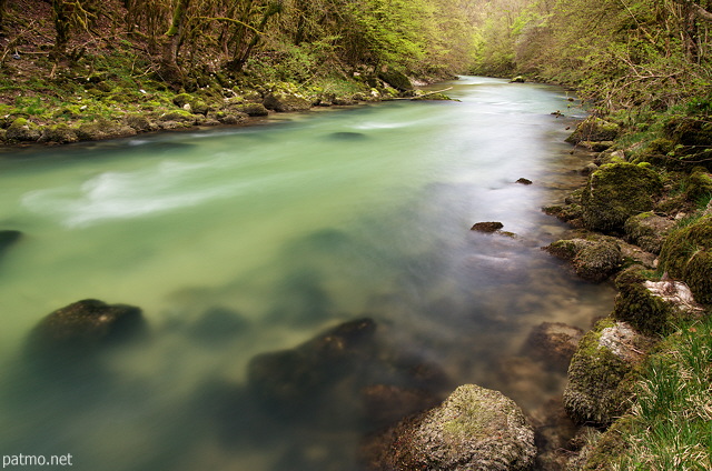 Photo de la rivière sauvage de la Valserine sous la lumière du crépuscule