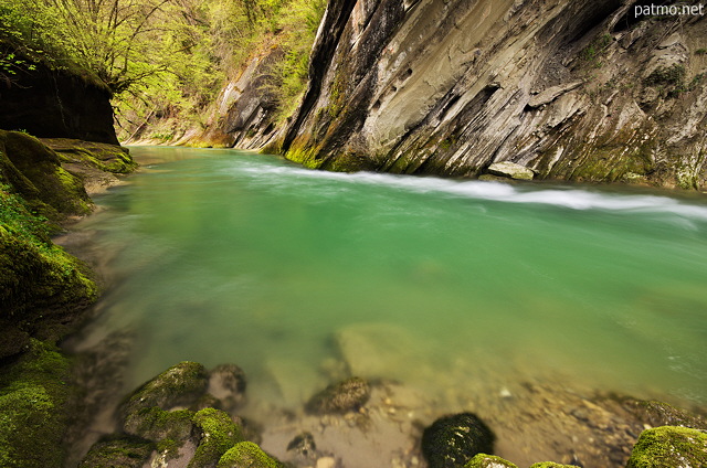 Image du Chéran et de son eau verte dans le Parc Naturel Régional du Massif des Bauges