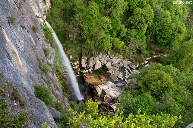 Photo de la cascade de Cerveyrieu et de la rivière du Séran au printemps