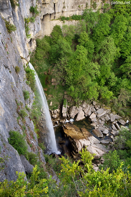 Image de la cascade de Cerveyrieu au printemps