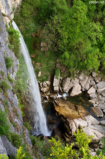 Photo en gros plan de la cascade de Cerveyrieu au printemps