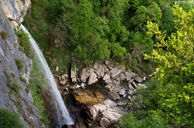 Photographie d'une grande chute d'eau sur la rivière du Séran à Cerveyrieu