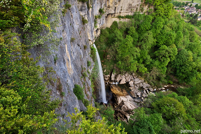 Photographie de la cascade de Cerveyrieu tombant des falaises du Valromey