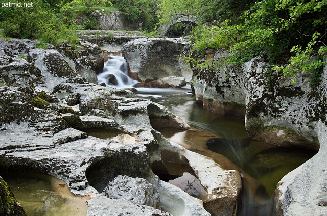 Image de la rivière du Séran qui s'enfonce entre les rochers en amont de la cascade de Cerveyrieu