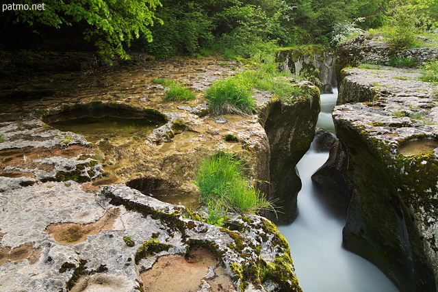 Photo de la rivire du Sran entre les rochers des Gorges de Thurignin