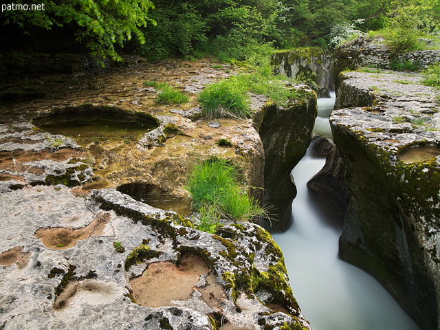 Picture of Seran river running between the rocks of Thurignin Gorges