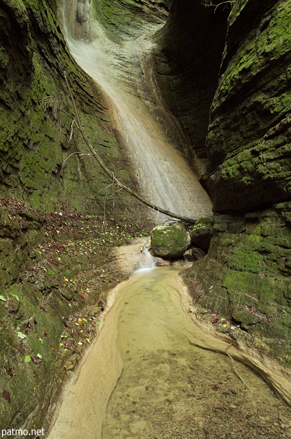 Photo de la cascade dans le petit canyon du Castran à Frangy