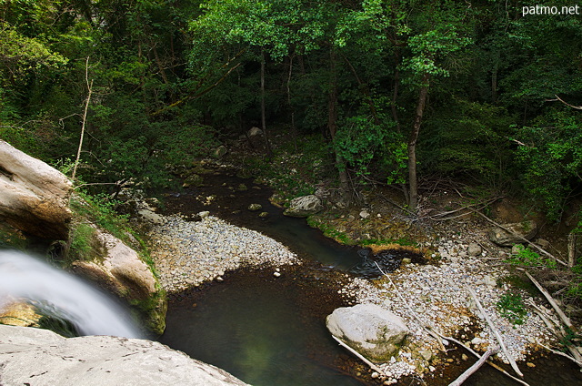 Photographie de la rivière du Fornant  avant qu'elle ne s'engouffre dans la forêt