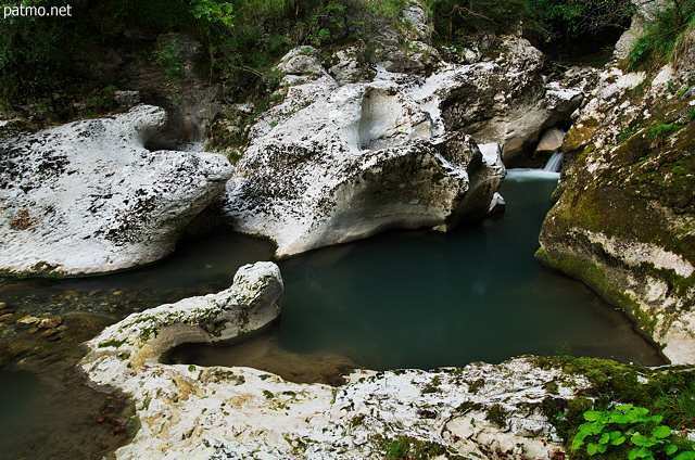 Image de petites gouilles entre les rochers de la rivire du Fornant