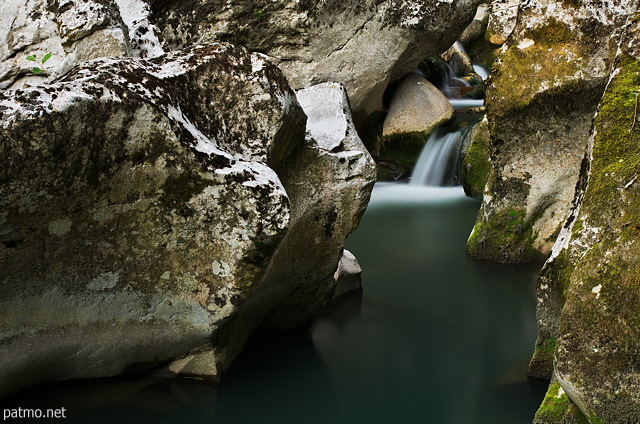 Image de l'eau de la rivière du Fornant cascadant entre les rochers