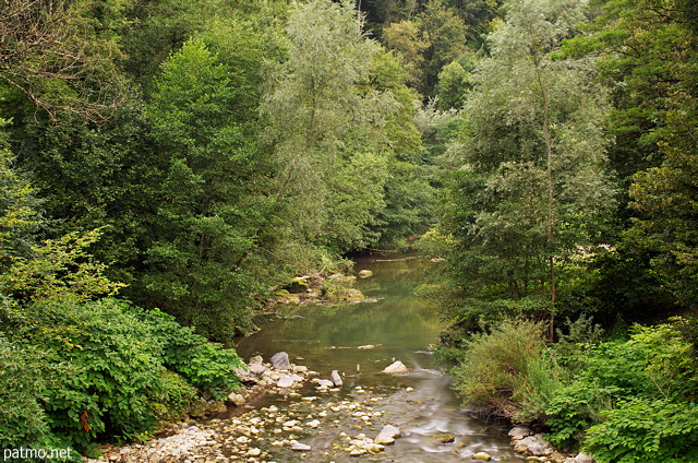 Photo de la rivière des Usses en été entre Chilly et Musièges en Haute Savoie