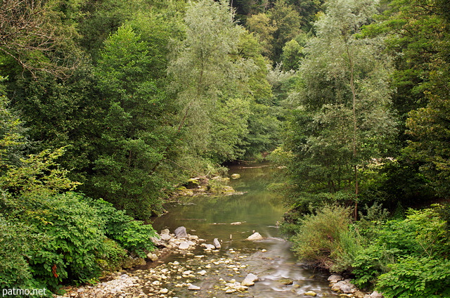 Photo de la rivire des Usses en t entre Chilly et Musiges en Haute Savoie