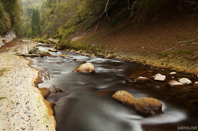 Image de l'ambiance d'un soir d'automne sur les bords de la rivire du Chran