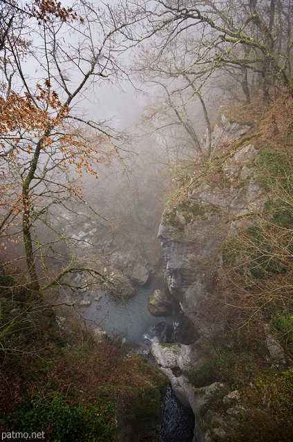 Image du canyon de Barbennaz dans le brouillard